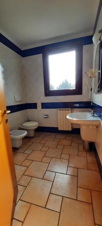 A bathroom at Hotel Lory Ficarolo
