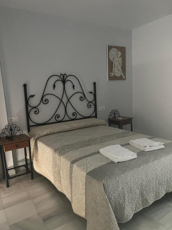 Postel nebo postele na pokoji v ubytování Hostal Almanzor