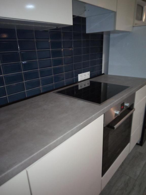 Kuchyňa alebo kuchynka v ubytovaní Napraforgó apartman