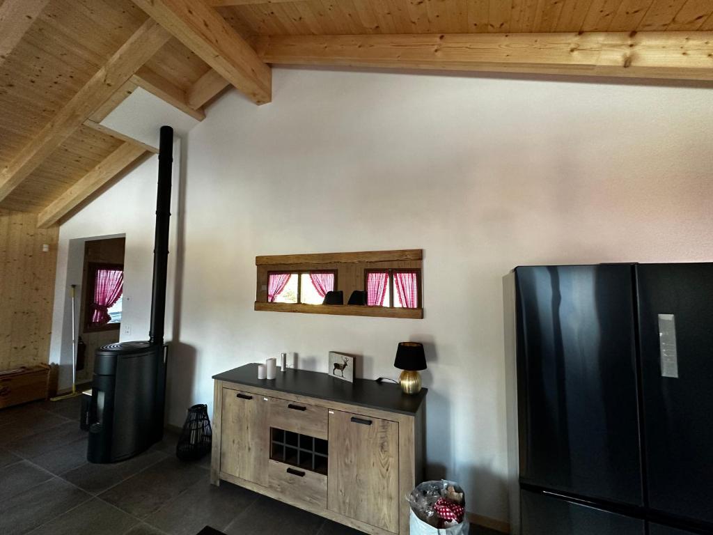 Kuchyň nebo kuchyňský kout v ubytování Chalet Les Louettes à Sapinhaut Canton du Valais