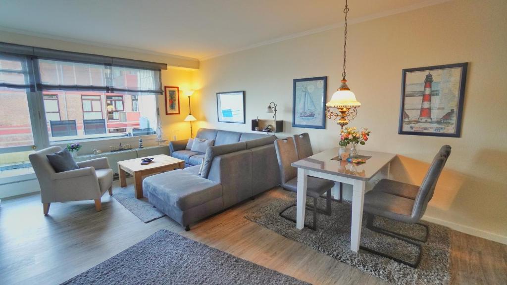 un soggiorno con divano e tavolo di Haus Seeblick a Wyk auf Föhr