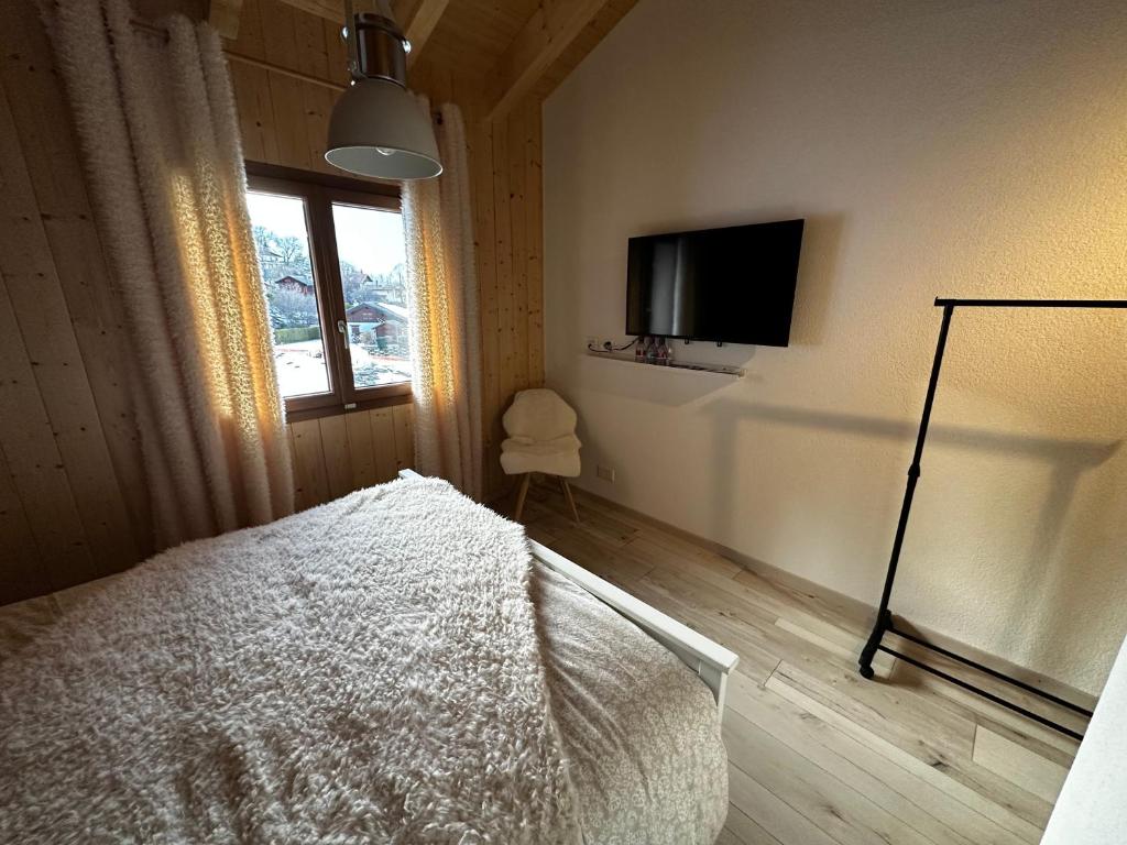 Postel nebo postele na pokoji v ubytování Chalet Les Louettes à Sapinhaut Canton du Valais