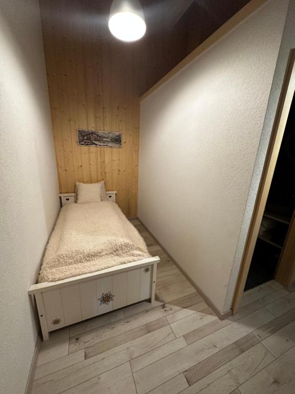 Postel nebo postele na pokoji v ubytování Chalet Les Louettes à Sapinhaut Canton du Valais