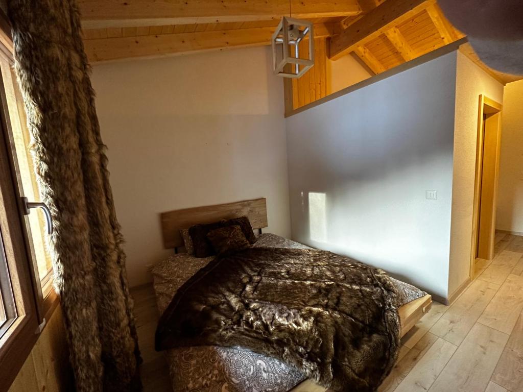 Postel nebo postele na pokoji v ubytování Chalet Les Louettes à Sapinhaut Canton du Valais