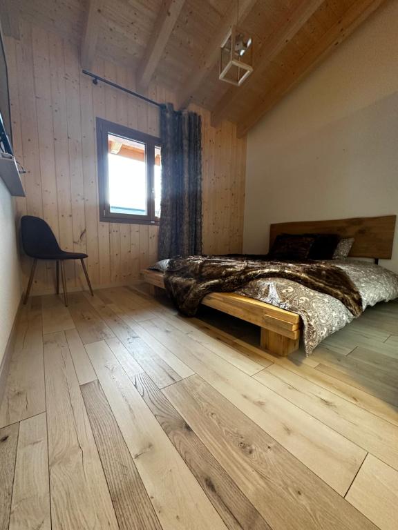 Postel nebo postele na pokoji v ubytování Chalet Les Louettes à Sapinhaut Canton du Valais