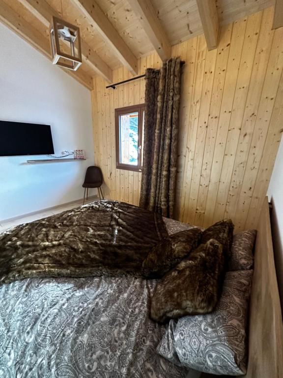 Postel nebo postele na pokoji v ubytování Chalet Les Louettes à Sapinhaut Canton du Valais