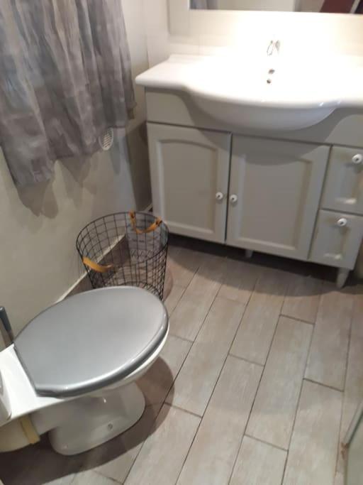 Kúpeľňa v ubytovaní Duplex avec jardin, proche village