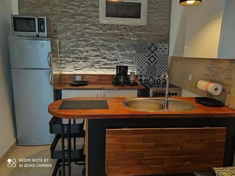 Kuchyňa alebo kuchynka v ubytovaní Duplex avec jardin, proche village
