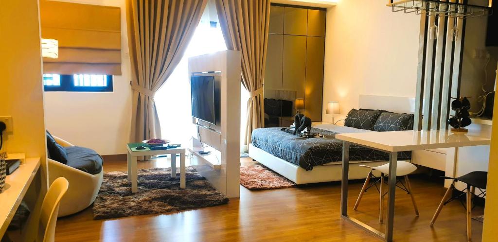 um quarto com uma cama e uma sala de estar com uma mesa em Eshue Designer Suites @ Simfoni Towers em Cheras