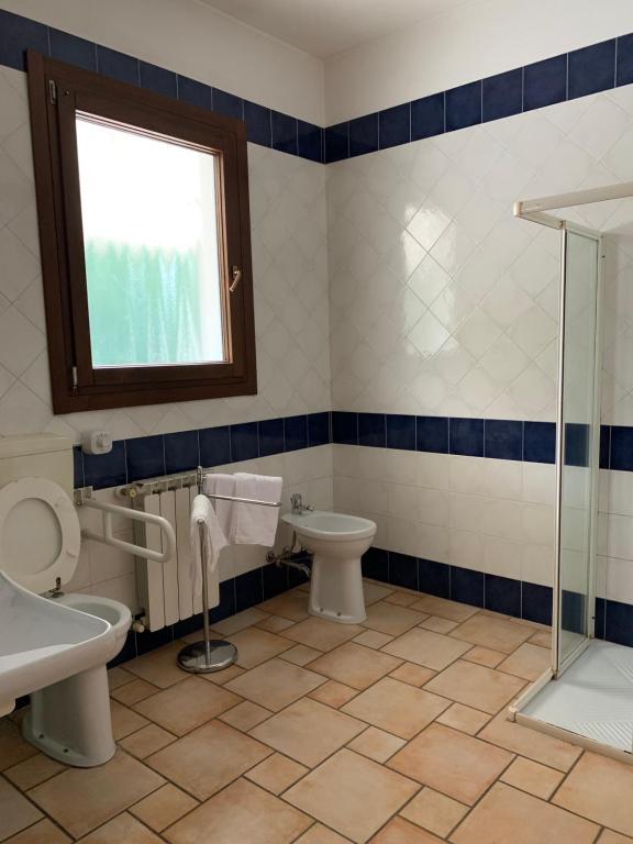 A bathroom at Hotel Lory Ficarolo