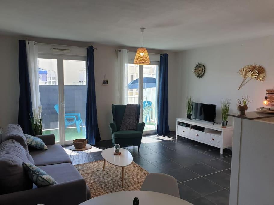 salon z kanapą, stołem i telewizorem w obiekcie Cosy Opal 2CH - Terrasse & Stationnement gratuit w mieście Pau