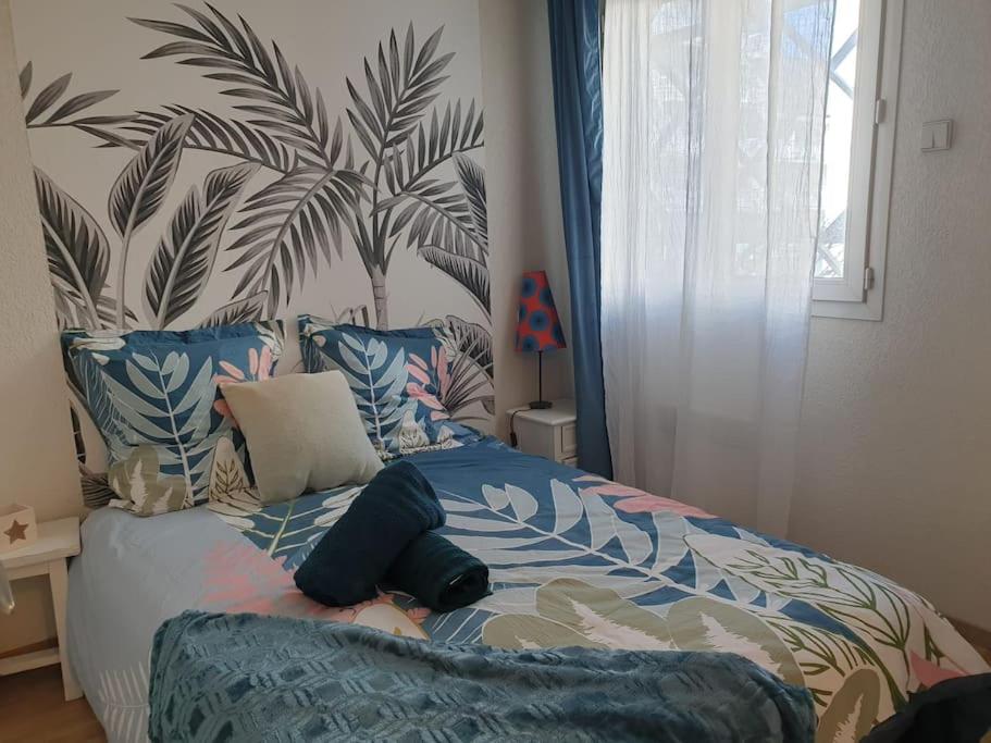 Łóżko lub łóżka w pokoju w obiekcie Cosy Opal 2CH - Terrasse & Stationnement gratuit