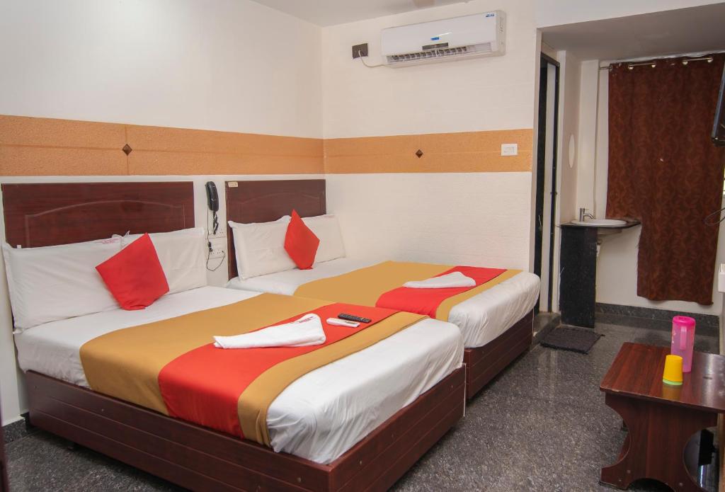 dwa łóżka w pokoju hotelowym z dwoma w obiekcie HOTEL BOOPATHI Madurai w mieście Maduraj
