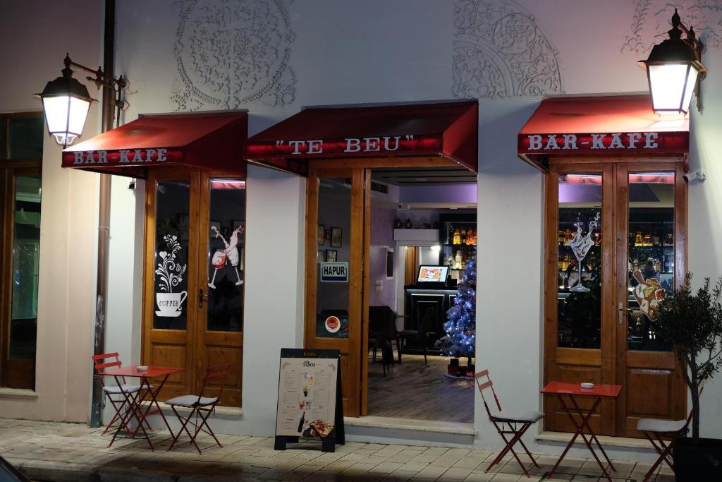 un bar con tavoli e sedie fuori da un edificio di Tebeu coffe and bar a Vlorë