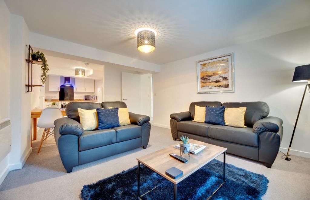 - un salon avec deux canapés et une table dans l'établissement Charltons Bonds Apartments 18 by Week2Week, à Newcastle upon Tyne