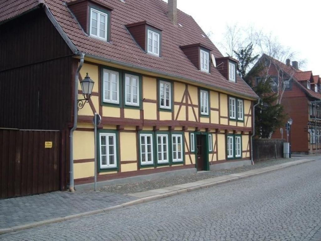 un bâtiment jaune et brun sur le côté d'une rue dans l'établissement Ferienwohnung für 5 Personen in der Altstadt von Wernigerode, à Wernigerode