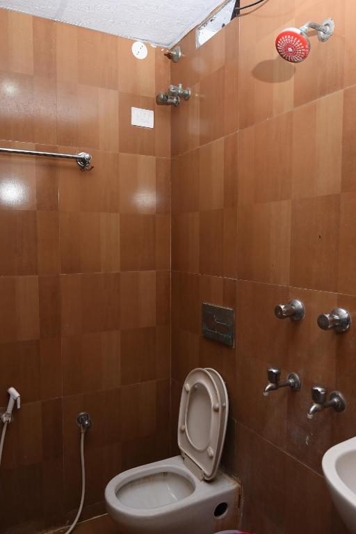 Uma casa de banho em HOTEL BOOPATHI Madurai