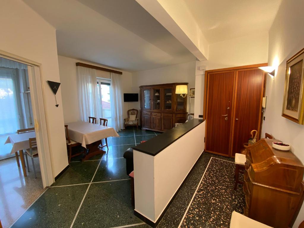 een woonkamer met een bank en een tafel bij Casa Augusta in Rapallo