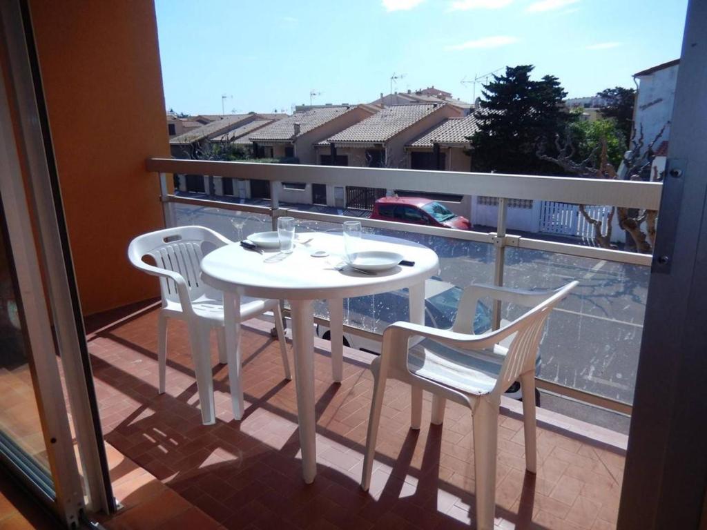 A balcony or terrace at Appartement Port-la-Nouvelle, 1 pièce, 3 personnes - FR-1-229C-374