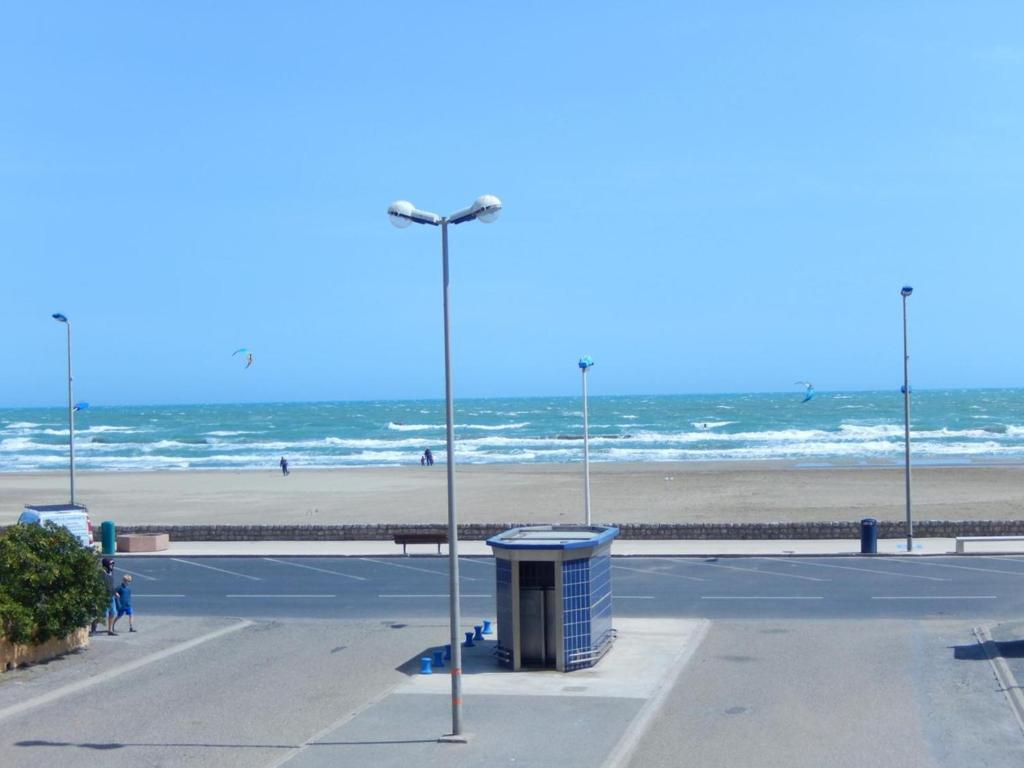 un éclairage de rue dans un parking près de la plage dans l'établissement Appt 3 pièces 6 personnes avec parking, à 300m des commerces - FR-1-229C-49, à Port-la-Nouvelle
