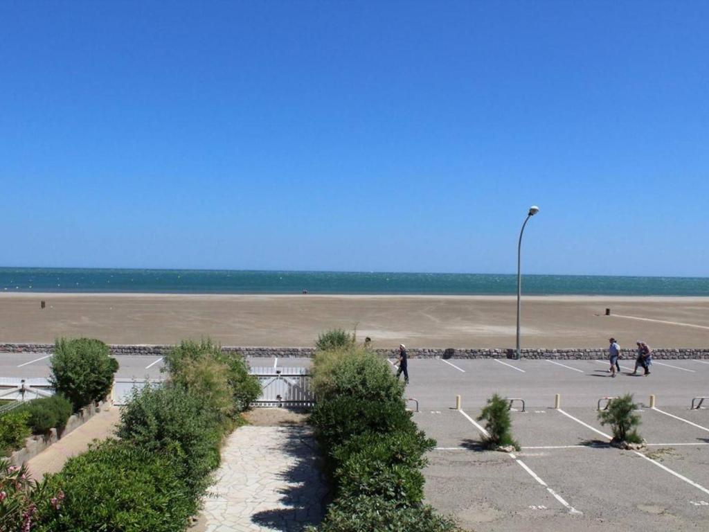 - un parking avec une plage en arrière-plan dans l'établissement Appt en front de mer, 1 chambre, balcon, lave-linge, 5 pers. - FR-1-229C-495, à Port-la-Nouvelle