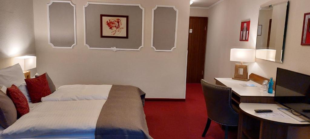 Postel nebo postele na pokoji v ubytování Hotel Weiße Taube