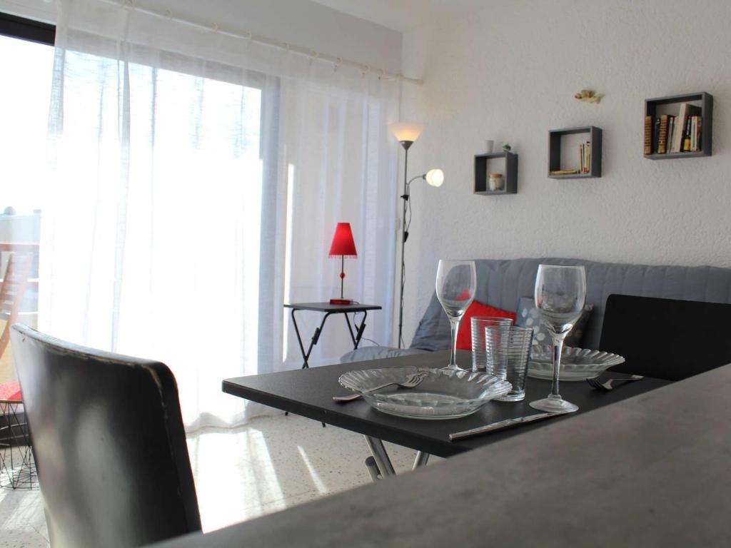 - une table à manger avec 2 verres à vin dans l'établissement Studio lumineux à 50m de la plage, grand balcon, parking, animaux acceptés, ménage inclus - FR-1-229C-67, à Port-la-Nouvelle