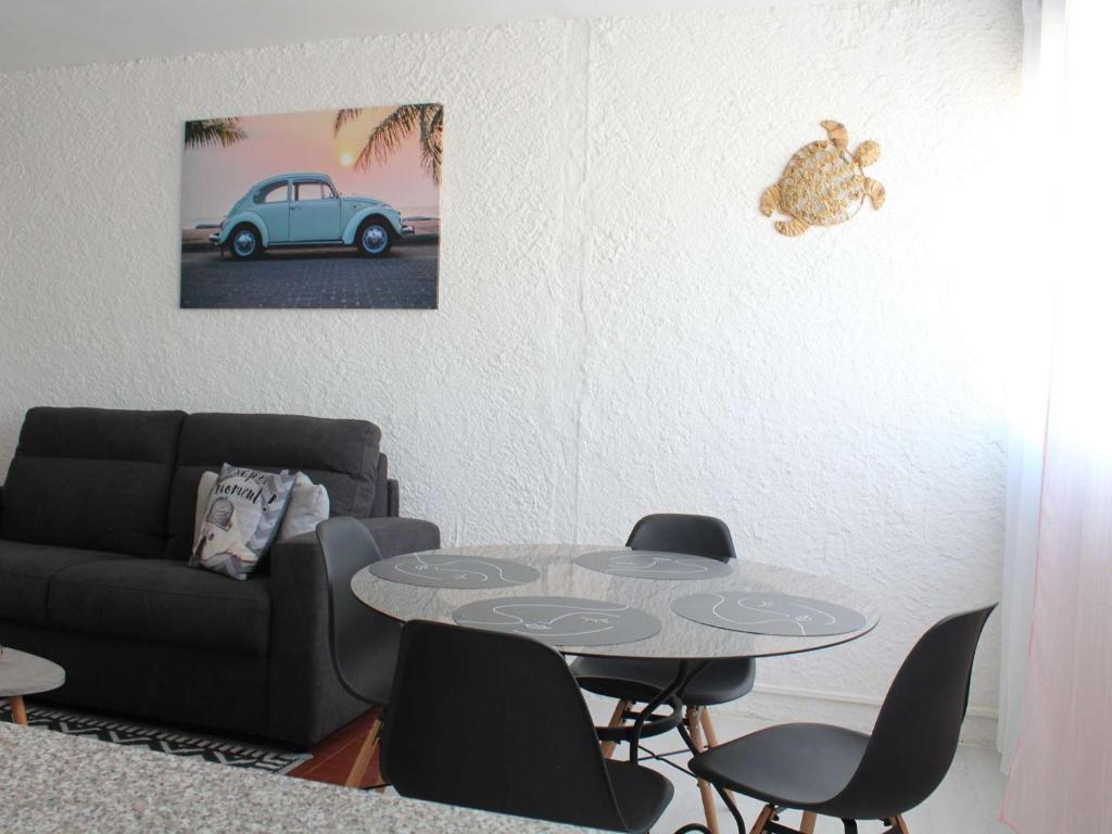 un salon avec une table et un canapé dans l'établissement Studio cabine rénové, proche plage et commerces, 4 couchages, Port-la-Nouvelle - FR-1-229C-70, à Port-la-Nouvelle