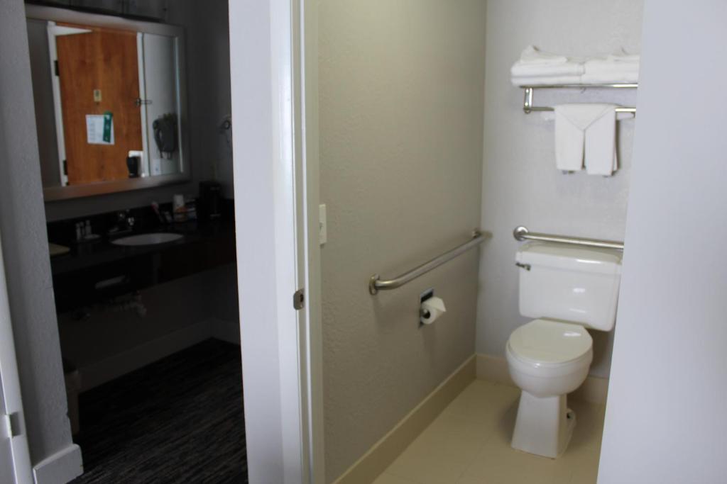 Quality Inn Crossville Near Cumberland Mountain State Park - King Room - Accesible/no Fumar