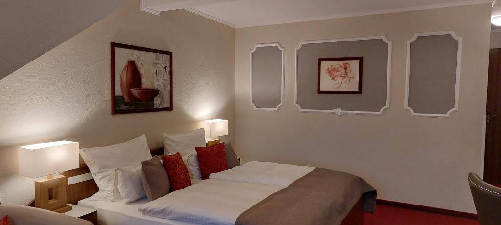 Postel nebo postele na pokoji v ubytování Hotel Weiße Taube