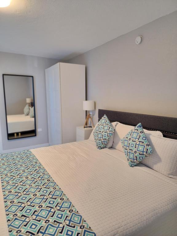 Postel nebo postele na pokoji v ubytování Luxe Beach Resort