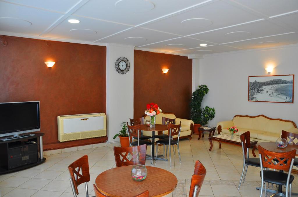 TV a/nebo společenská místnost v ubytování Nora Hotel