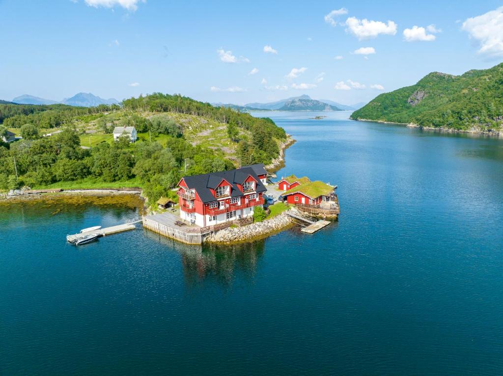 una vista aerea di una casa su un'isola in acqua di Brygga på Dønna 