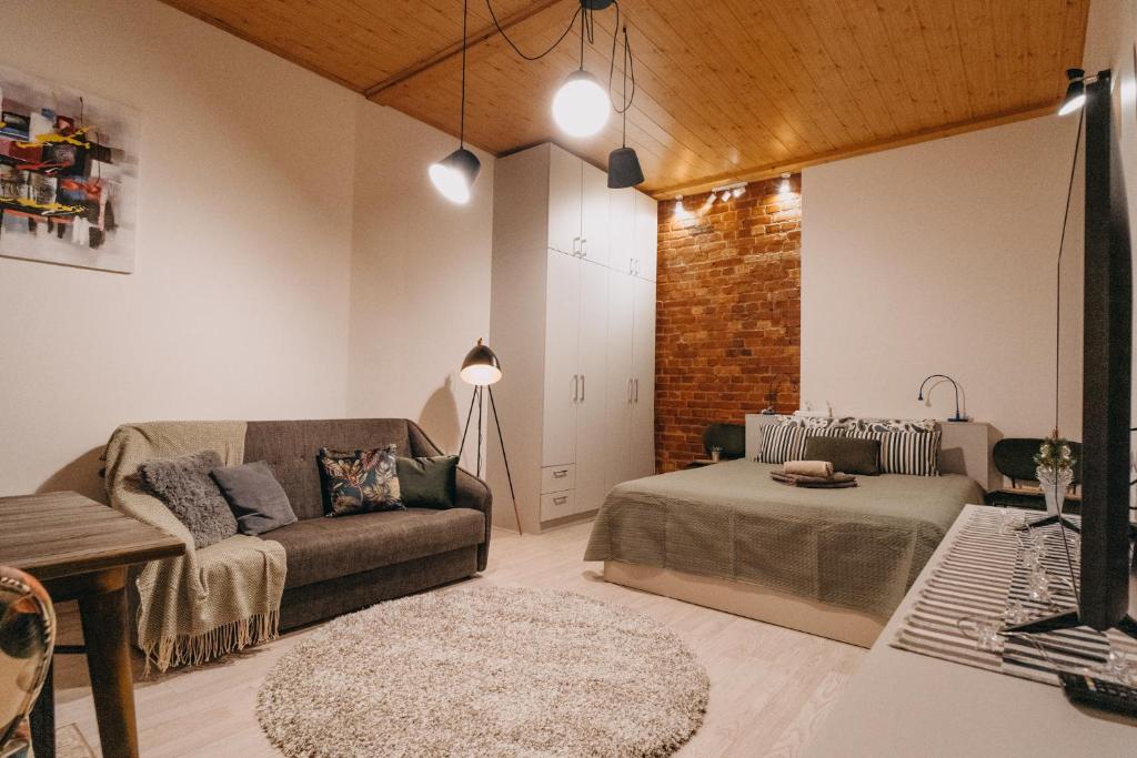 un soggiorno con un divano e un tavolo di Liepu 37 a Klaipėda