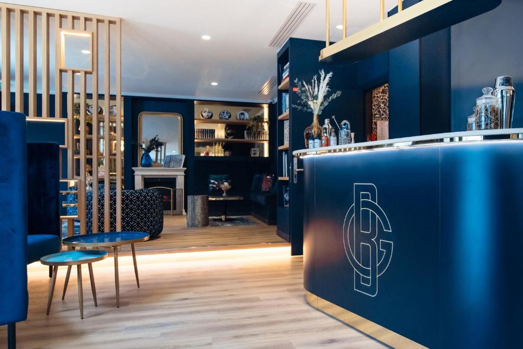 una barra azul con un logo en un restaurante en Hôtel Bleu de Grenelle en París