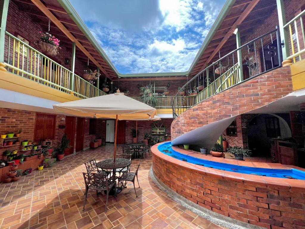 een patio met een tafel en een parasol in een gebouw bij HOTEL MONTE VERDE in Concordia