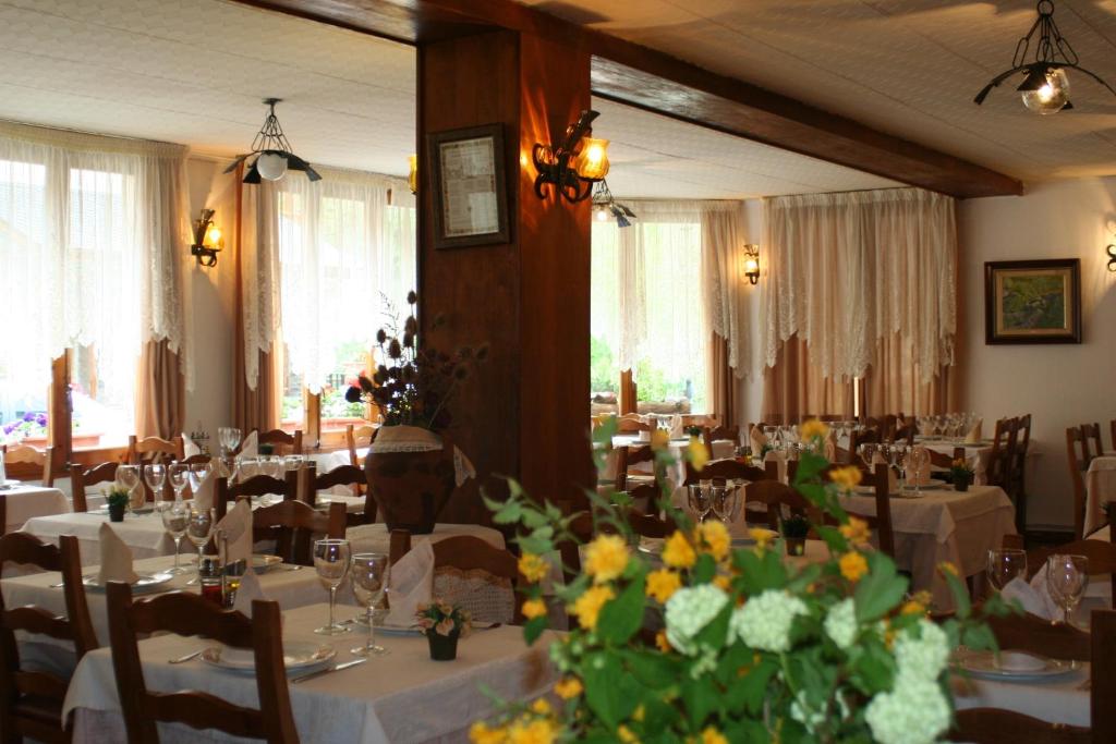 Reštaurácia alebo iné gastronomické zariadenie v ubytovaní Hotel Llacs De Cardos
