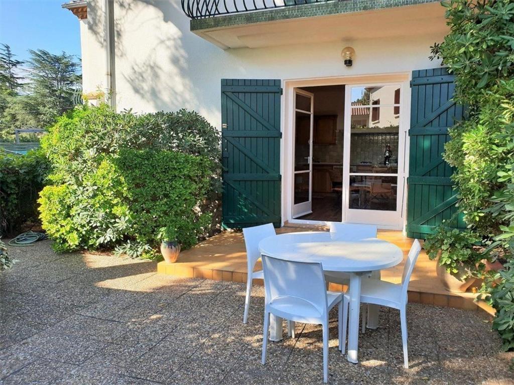 une table et des chaises devant une maison dans l'établissement Appartement T2 RDC à 100m de la plage avec terrasse et jardinet - 4 couchages - FR-1-388-1, à Argelès-sur-Mer