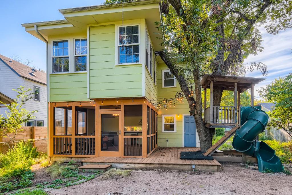 Authentic Mid-Century - Lush backyard and custom playscape - by PMI Austin  Metro, Остин – Обновени цени 2023