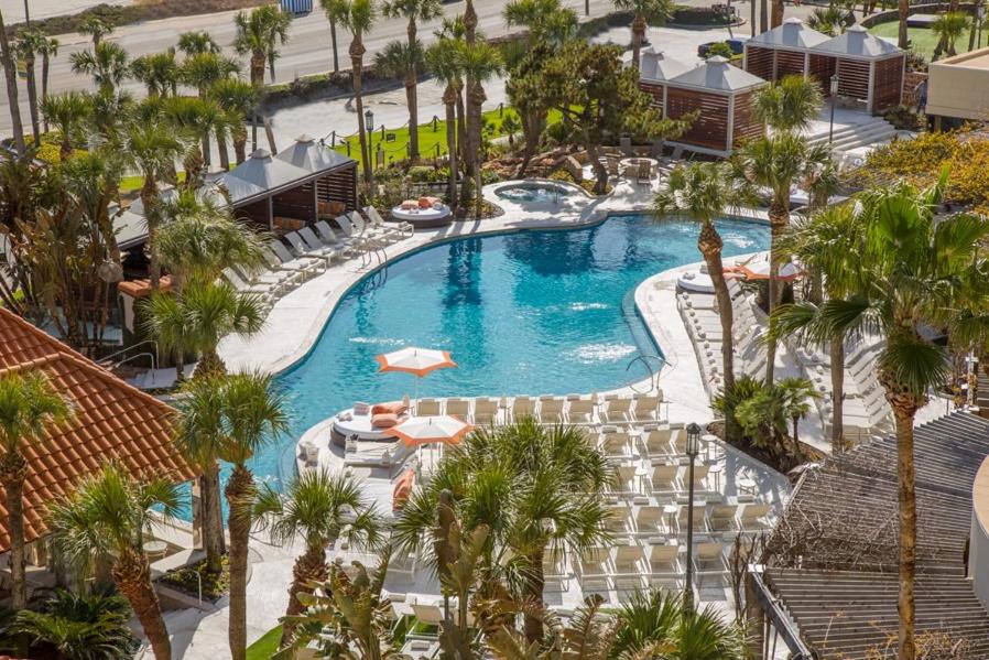 Θέα της πισίνας από το AAA 4 Diamond SanLuis Resort Beachfront Penthouse ή από εκεί κοντά