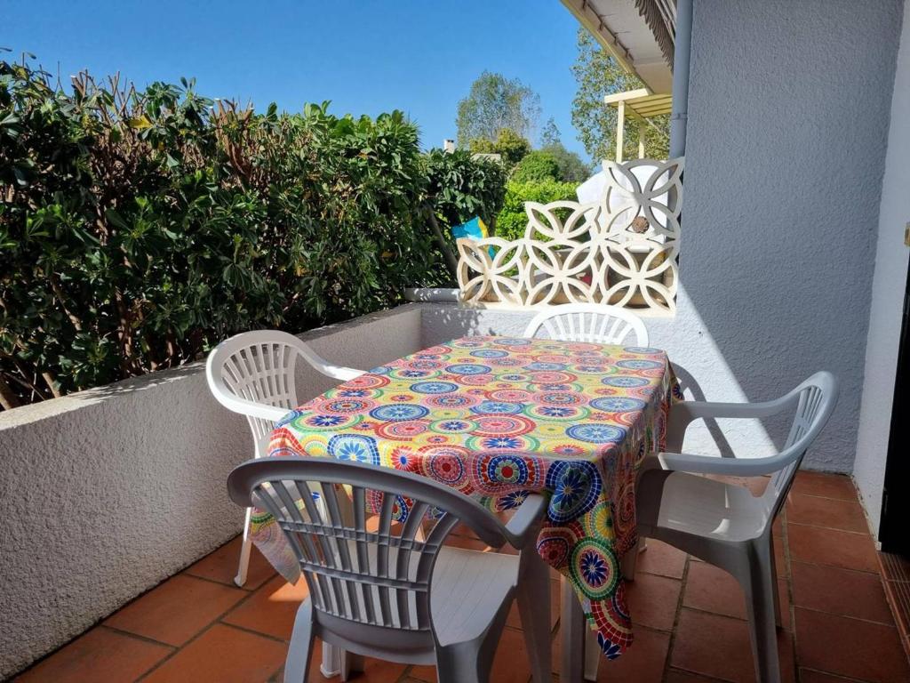 d'une table et de chaises sur un balcon avec un tissu de table coloré. dans l'établissement Studio cabine 4 pers. RDC, terrasse sud, 300m plage et commerces - FR-1-388-205, à Argelès-sur-Mer