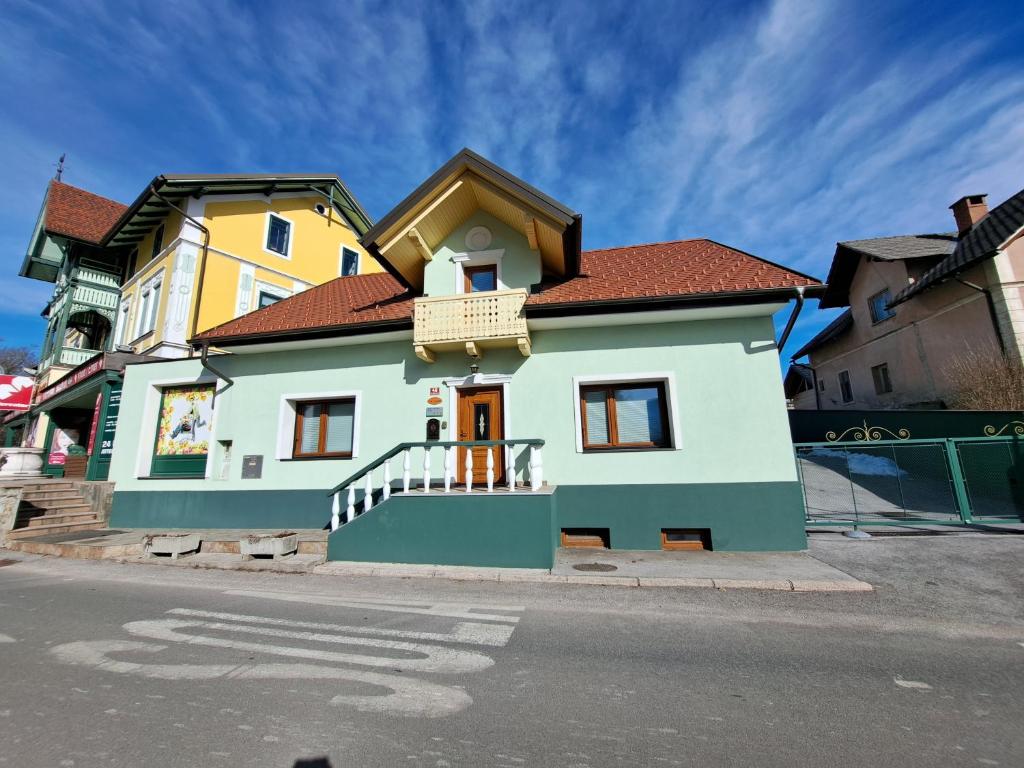 een klein huis aan de straatkant bij Apartments Prešernova 46 in Bled