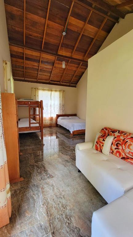 Postel nebo postele na pokoji v ubytování Coco Loco Lodge