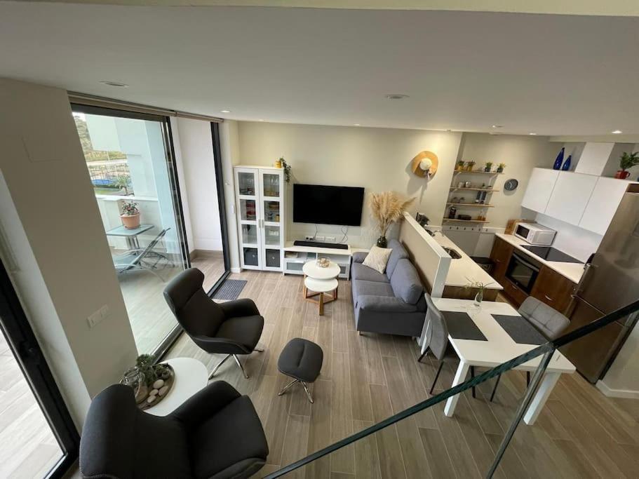 Televízia a/alebo spoločenská miestnosť v ubytovaní BM5A, Gran ático duplex con dos terrazas cerca el mar