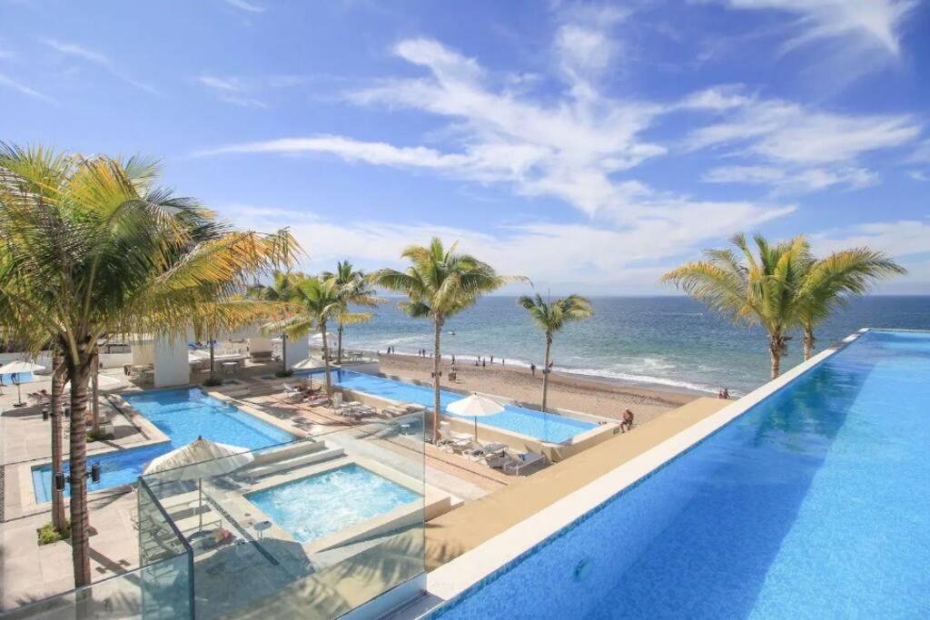 Vom Pool des Resorts genießen Sie Meerblick. in der Unterkunft 2bdr, Beach front Luxury Sunset view Heated Pools /Gym in Puerto Vallarta