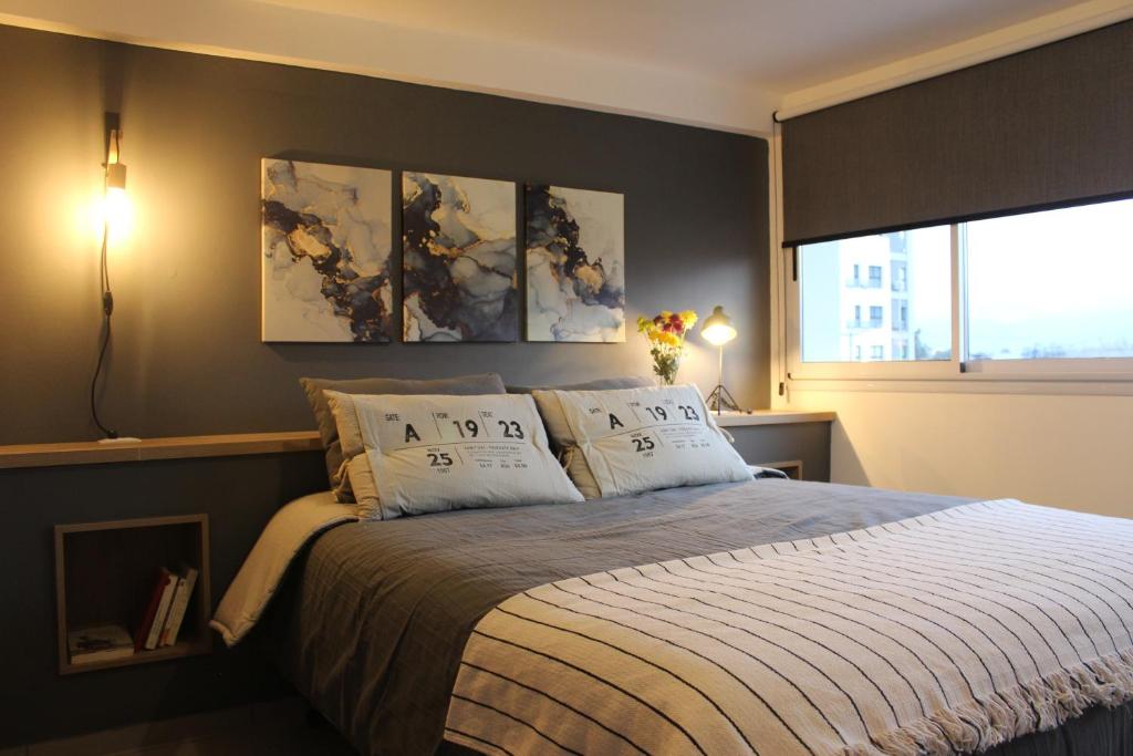 A bed or beds in a room at Luminoso y acogedor apartamento