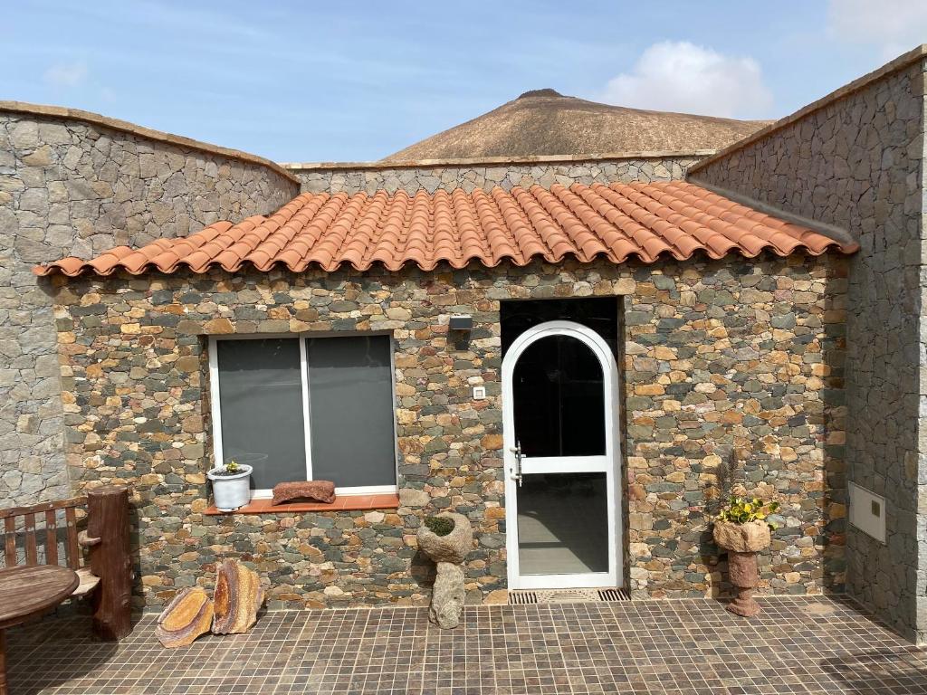 a small stone building with a door and a window at Apartamento Joshualba in Mesquer