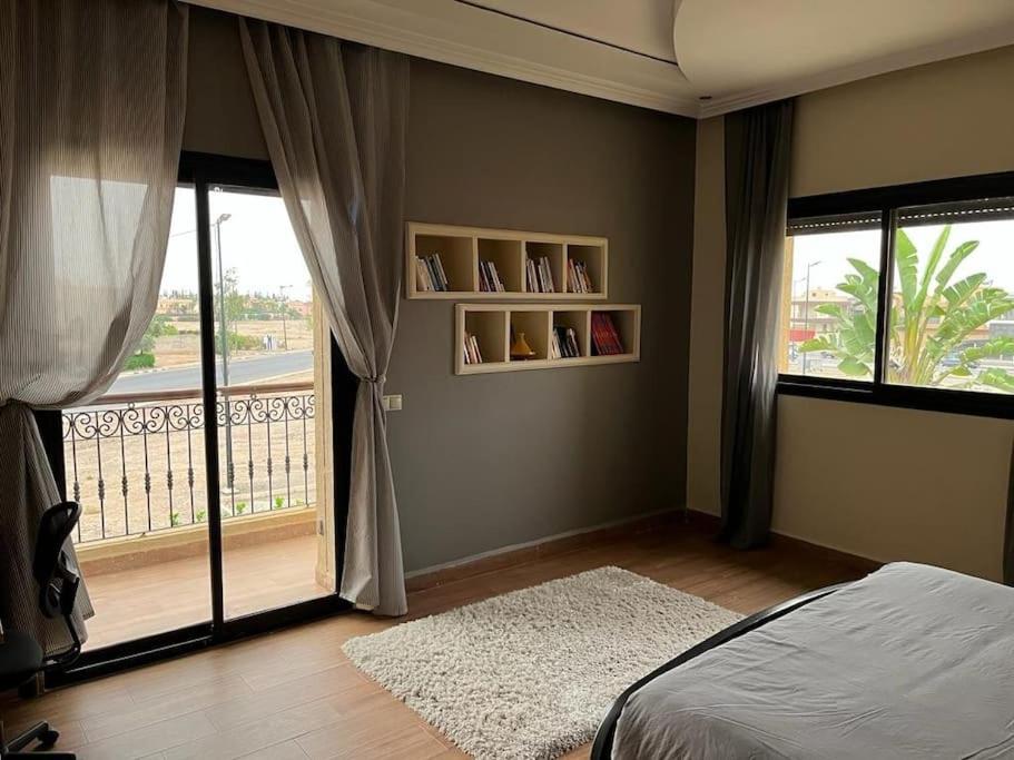 1 dormitorio con 1 cama y balcón en Marrakech le joyau Big villa piscine privée jardin en Marrakech