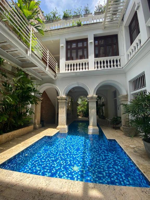 a swimming pool in the courtyard of a house at Loft en Casa Colonial del Centro Histórico de Cartagena in Cartagena de Indias