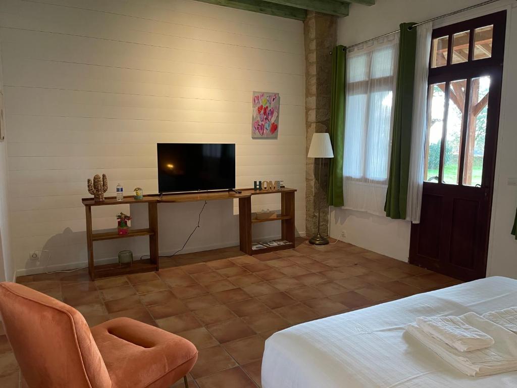 TV a/nebo společenská místnost v ubytování LAURAGUEL CHAMBRES D'HÔTES